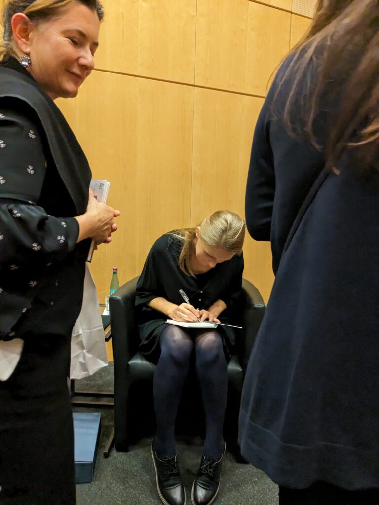 Efrig am Signieren: Laura Vinogradova nach der Buchpremiere von "Wie ich lernte, den Fluss zu lieben" in Frankfurt/Main.