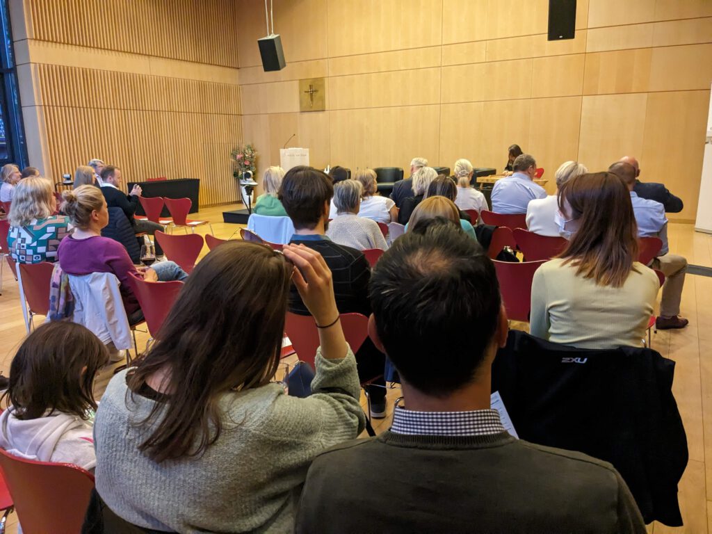 Volles Haus im "Haus am Dom" zur Buchpremiere mit Laura Vinogradova.