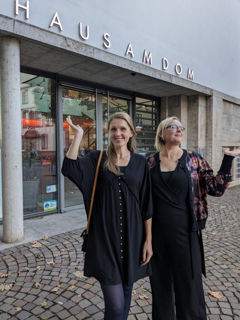 Lettland in Frankfurt/Main: Autorin Laura Vinogradova (li.) und Ieva Kunga von der Plattform Latvian Literature.