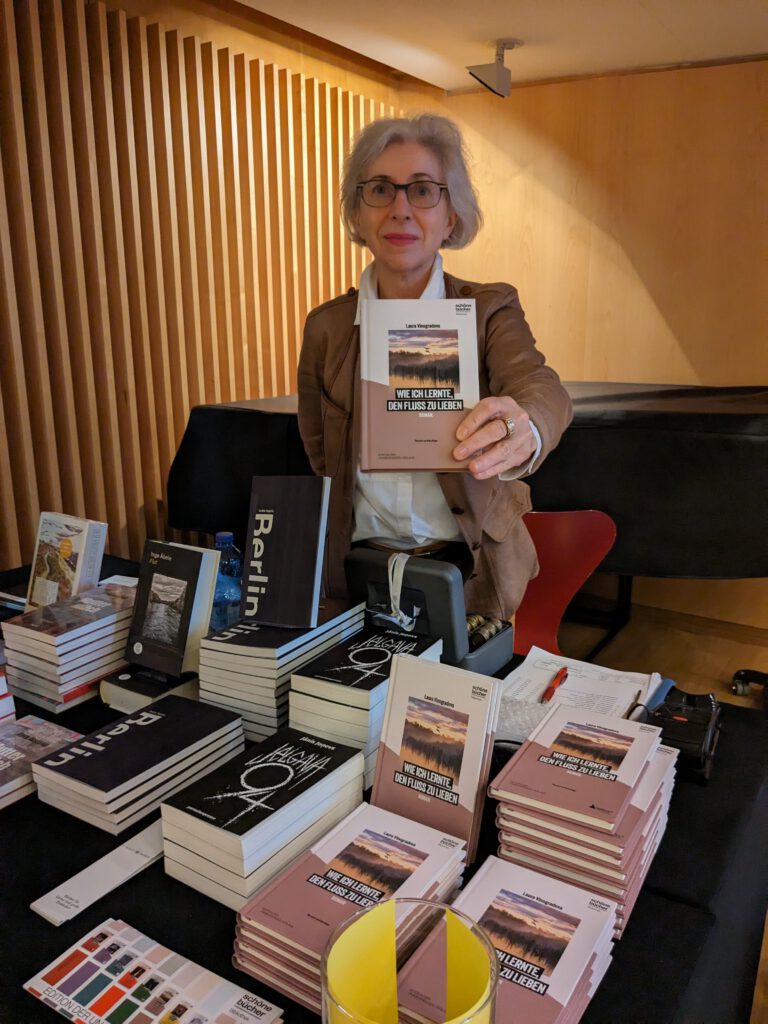 Buchhändlerin Maria Lucia Klöcker von der Frankfurter Buchhandlung "Weltenleser" hatte neben Laura Vinogradovas Debütroman weitere Titel aus Lettland am Büchertisch im Angebot.