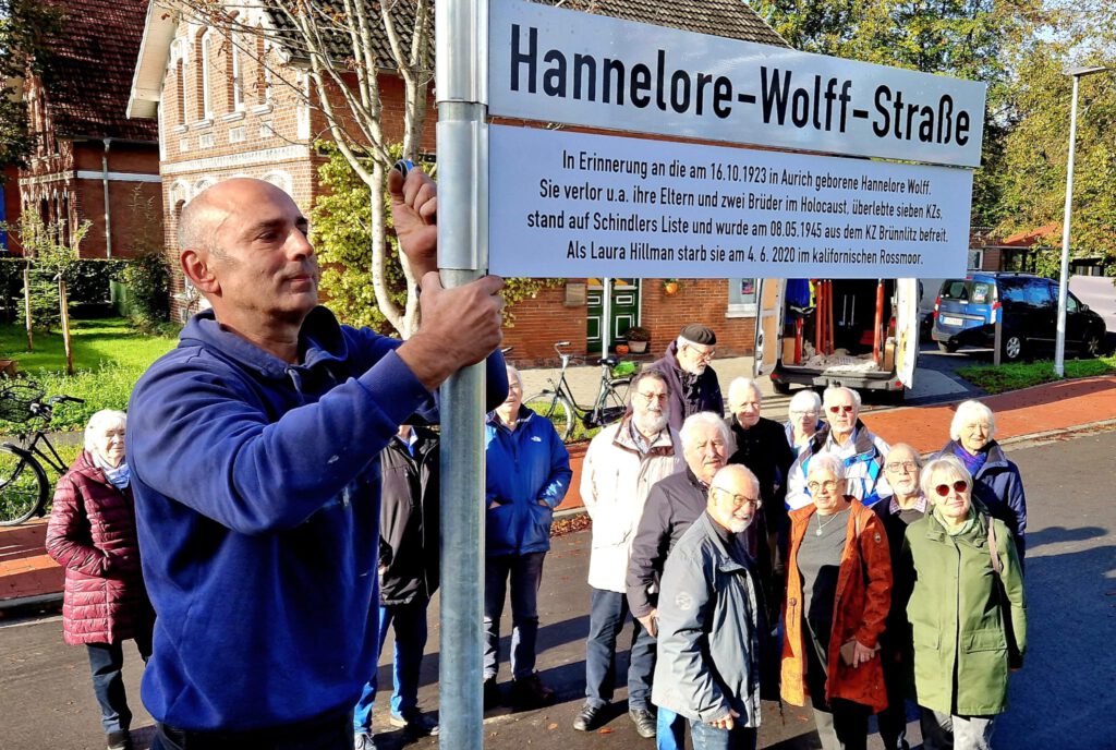 In Aurich in Ostfriesland ist die Hannelore-Wolff-Straße eingeweihnt worden. (Foto: Günther Lübbers/Eckhaus Verlag)