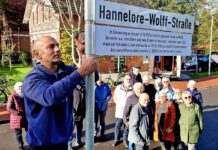 Sie stand auf Schindlers Liste: Aurich ehrt Holocaust-Überlebende Hannelore Wolff zum 100. mit einer Straße. In Aurich in Ostfriesland ist die Hannelore-Wolff-Straße eingeweihnt worden. (Foto: Günther Lübbers/Eckhaus Verlag)