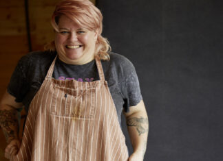 Süßer Klassiker (nicht nur) für die Feiertage: „The Taste“-Finalistin Nina Meyer verrät ihr Rezept für „Charlotte Royal“. Spitzenduo: Köchin Nina Meyer und ihre "Charlotte Royal". (Foto: Oliver Götz)