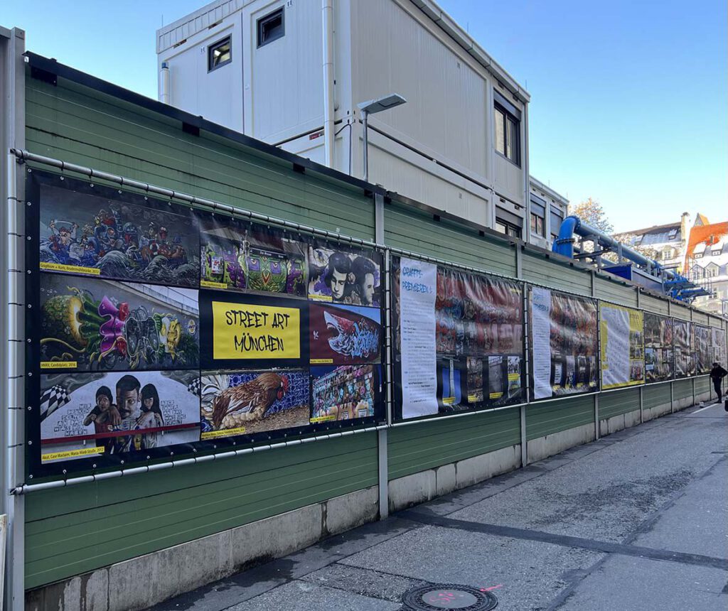 Acht Transparente mit Geschichte(n) rund um Graffiti und Street Art sind am Marienhof in München zu sehen.