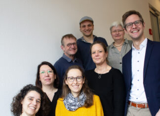 „IndieKids“: Verleger schauen Auslieferer über die Schultern. Wie funktioniert das eigentlich? Verlagsbesuch in der Runge-Auslieferung mit Martina Streble (Edition Helden), Britta Schürrmann (Runge), Charlotte Stiefel (neunmalklug Verlag), Martin Ebbertz (Razamba), Kirsten Geß (Windy Verlag), Jonas Dinkhoff (Verlag der Ideen), Monika Fuchs (Verlag Monika Fuchs) sowie Jonas Seggewiß (Runge, v.l.n.r.. Foto: Elena Palmas)