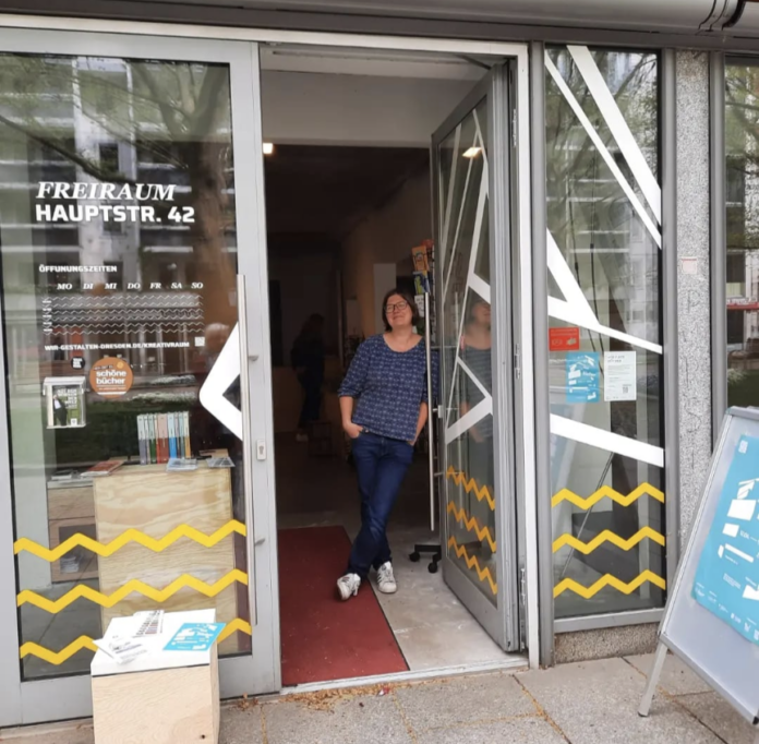 Katja Völkel öffnet in der Dresdner Hauptstraße die Tür zur "Welt der Bücher", einem Pop-up-Store