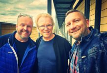 Mit den Promis auf du und du: Warum ein Verleger manchmal auf dem „Riverboat“ schippert. Autor und Verleger Bastian Salier, Sänger und Moderator Wolfgang „Lippi“ Lippert, Autor und Kaffeeröster Dirk Ebert (v.l.n.r.). Foto: Dirk Ebert