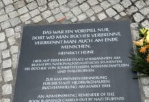Gegen das Vergessen: Wie ein Verleger das Mahnmal für Bücherverbrennung unterstützt. Foto: Bastian Salier