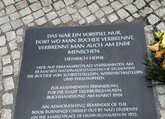 Gegen das Vergessen: Wie ein Verleger das Mahnmal für Bücherverbrennung unterstützt. Foto: Bastian Salier