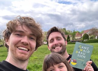 Oh wie schön ist Brandenburg! Trio entführt Leser nach „Ganz Wald draußen“. Jasmin Mühlbach (M.), Loic Olmedo (r.) und Silvio Olmedo-Paasch sind @rediscoverbrandenburg. Ihr Buch "Ganz Wald draußen" ist im Ammian Verlag erschienen.