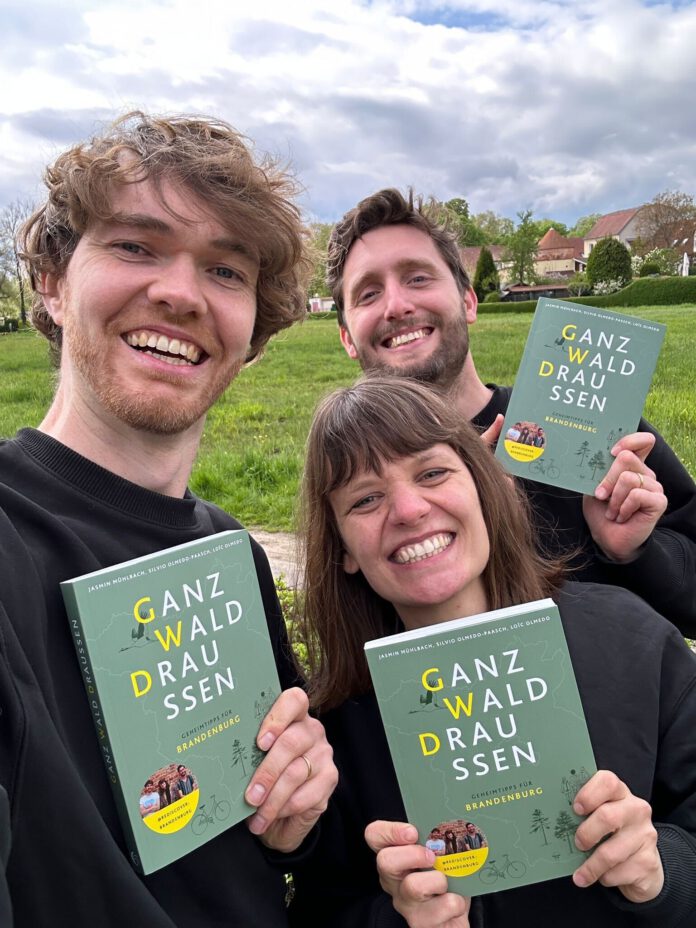 Jasmin Mühlbach (M.), Loic Olmedo (r.) und Silvio Olmedo-Paasch sind @rediscoverbrandenburg. Ihr Buch "Ganz Wald draußen" ist im Ammian Verlag erschienen.