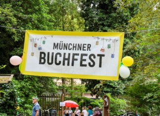Am heißesten Tag des Jahres: Münchner Buchfest feiert mit prominenter Schützenhilfe. Münchner Buchfest 2024. (Foto: Sophie Schillo)