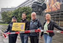 Wer hat den Nischel geklaut? – Warum die Kulturhauptstadt Chemnitz gleich doppelt zum Tatort wird. Unter den strengen Augen von Karl Marx, der als Standbüste in der Chemnitzer Innenstadt steht, haben Juroren des Kulturhauptstadt-Krimi-Wettbewerbes den Startschuss gegeben. V.l.n.r.: Jana Kindt, Frank Asbrock, Uwe Hastreiter und Bernadette Malinowski. Außerdem Teil der Jury sind Gabi Thieme und Mandy Kürschner.