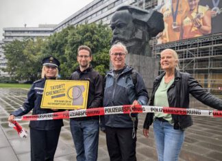 Wer hat den Nischel geklaut? – Warum die Kulturhauptstadt Chemnitz gleich doppelt zum Tatort wird. Unter den strengen Augen von Karl Marx, der als Standbüste in der Chemnitzer Innenstadt steht, haben Juroren des Kulturhauptstadt-Krimi-Wettbewerbes den Startschuss gegeben. V.l.n.r.: Jana Kindt, Frank Asbrock, Uwe Hastreiter und Bernadette Malinowski. Außerdem Teil der Jury sind Gabi Thieme und Mandy Kürschner.