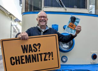 „Und was haben wir davon?“: Chemnitzer Autor sammelt auf Talk-Tour ein Jahr lang Stimmen zur Kulturhauptstadt. "Was? Chemnitz?!" fragt Autor Stefan Tschök im gleichnamigen Buch - und geht 2025 auf Tournee durch die Region. (Foto: Paperento Verlag)