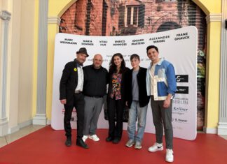 Großes Kino: Warum der Knabe Verlag Weimar auf die Leinwand kommt. Premiere von "Lost Pages of War" mit (v. l. n. r.) Steffen Knabe (Verleger), Maik Gießler (Regisseur & Drehbuchautor), Maria Sommer (Darstellerin der Anna Schäfer), Karl Knabe und Marc Weinmann (Darsteller des Jimmy)