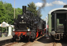 Halbzeit für den Kulturhauptstadt-Lese-Marathon: Mit dem Ferkeltaxi zur Talkrunde. Die historische Lok 942105-8, gebaut 1923 in der Hartmann-Fabrik in Chemnitz, ist in Schwarzenberg zu sehen. (Foto: Verein Sächsischer Eisenbahnfreunde e.V. - Eisenbahnmuseum Schwarzenberg)