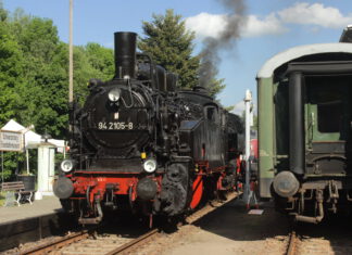 Halbzeit für den Kulturhauptstadt-Lese-Marathon: Mit dem Ferkeltaxi zur Talkrunde. Die historische Lok 942105-8, gebaut 1923 in der Hartmann-Fabrik in Chemnitz, ist in Schwarzenberg zu sehen. (Foto: Verein Sächsischer Eisenbahnfreunde e.V. - Eisenbahnmuseum Schwarzenberg)