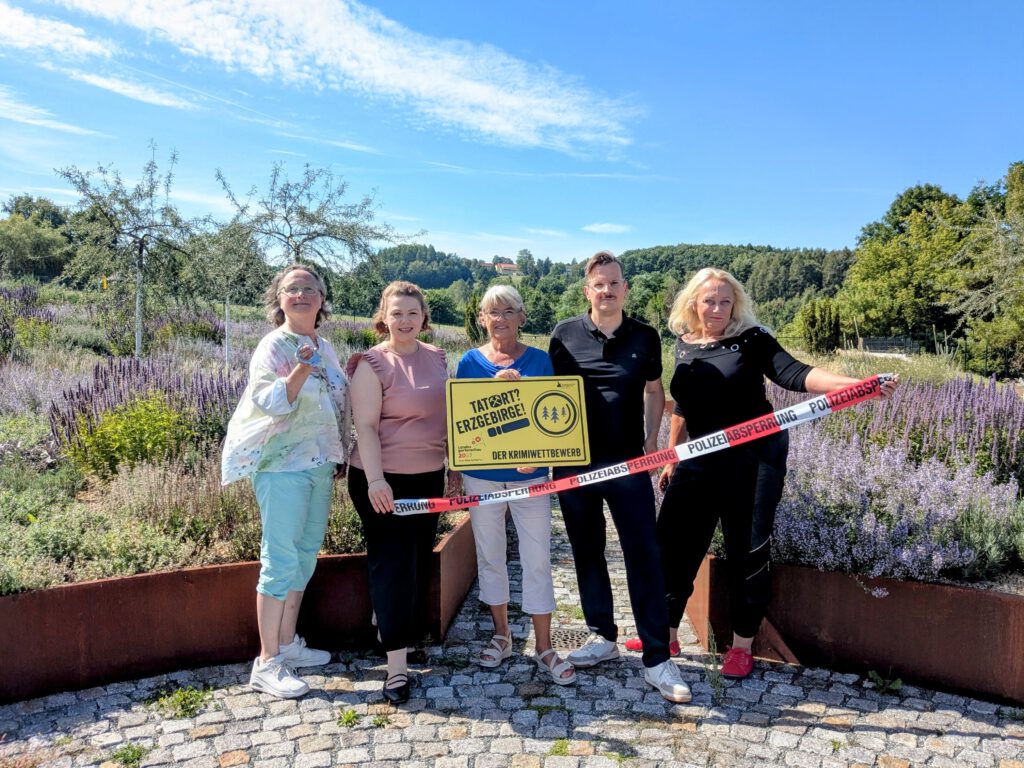 Tatort? Erzgebirge! Im mediterranen Garten auf dem Landesgartenschau-Gelände in Bad Schlema hat die Krimijury den Wettbewerb gestartet. V.l.n.r.: Silke Weizel, Sindy Hänel, Gabi Thieme, Verleger Jens Korch, Jana Kurwig